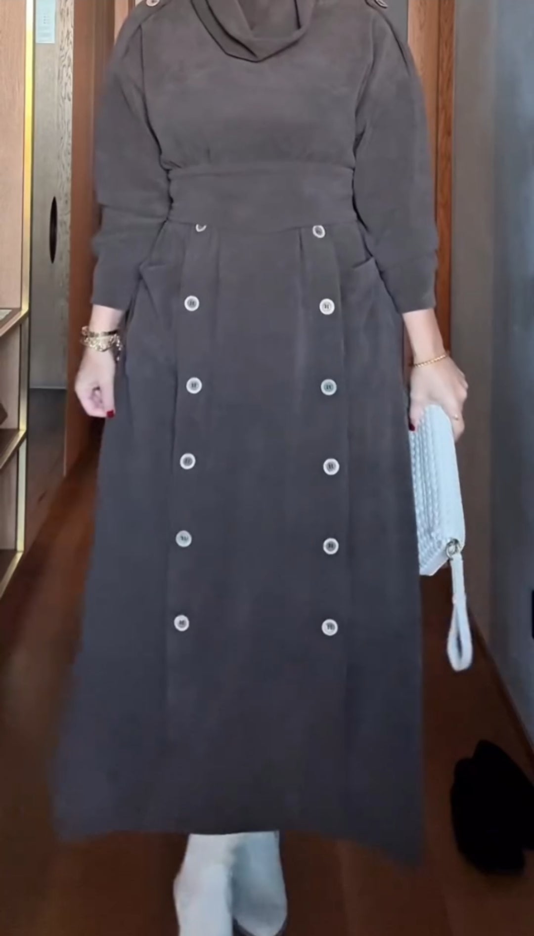 فستان عملي وأنيق✨ الأناقة تبدأ من التفاصيل… وشوفي كيف هذي القطعة تخلق فرق فخامة فوري!