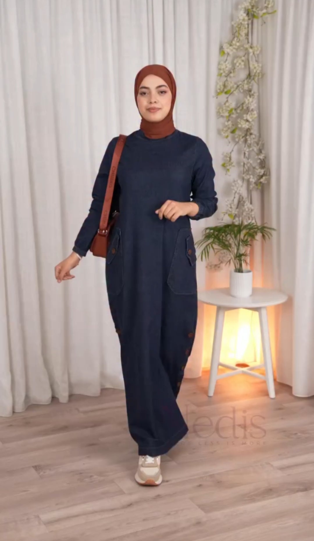 فستان جين خريفي محتشم – تصميم أنيق بجودة عالية