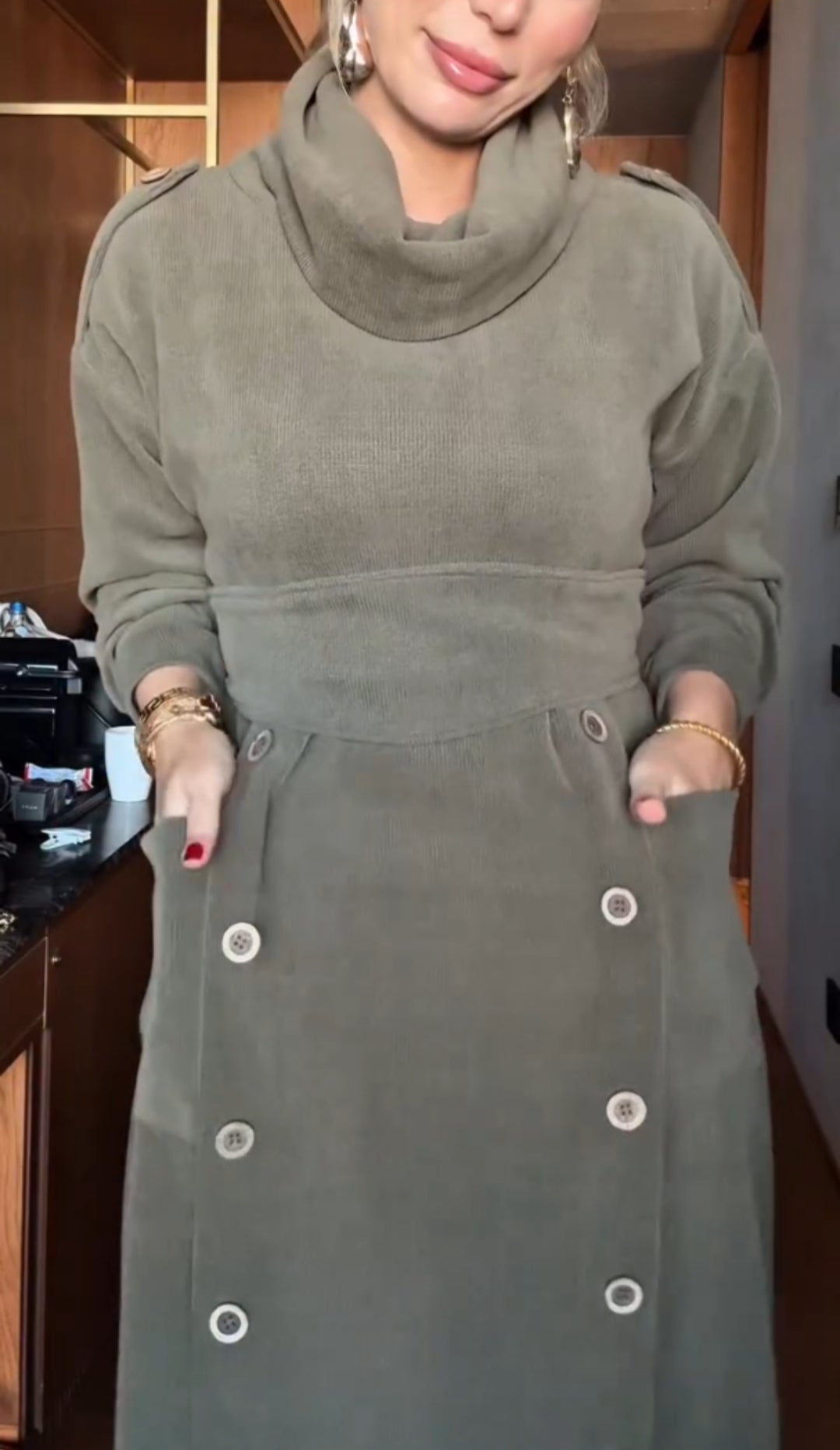 فستان عملي وأنيق✨ الأناقة تبدأ من التفاصيل… وشوفي كيف هذي القطعة تخلق فرق فخامة فوري!