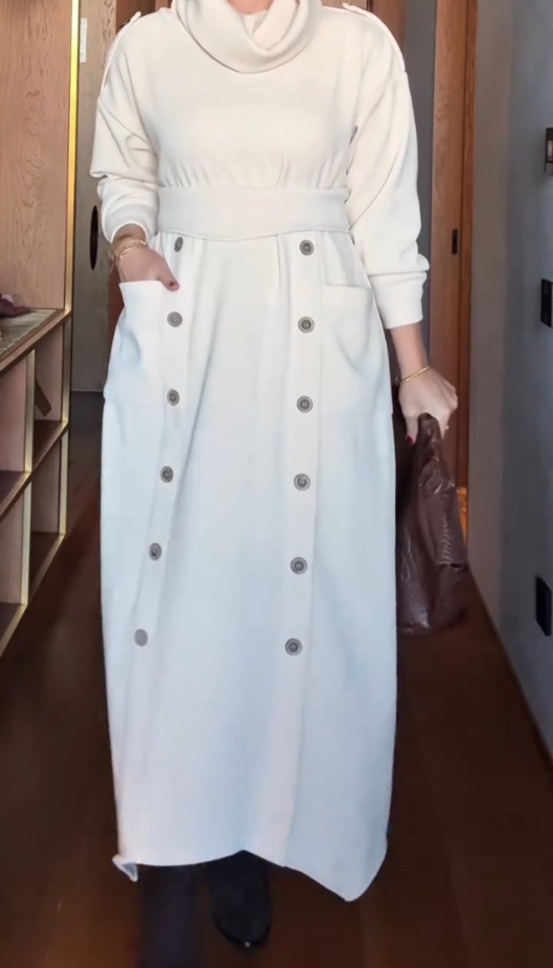 فستان عملي وأنيق✨ الأناقة تبدأ من التفاصيل… وشوفي كيف هذي القطعة تخلق فرق فخامة فوري!